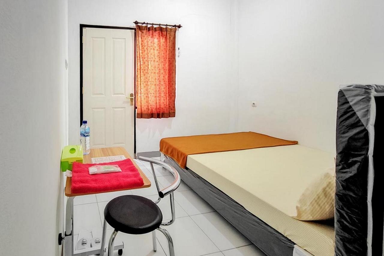 Shekinah Homestay & Cafe Waikabubak Mitra Reddoorz Exterior foto