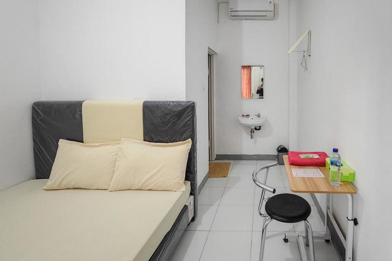 Shekinah Homestay & Cafe Waikabubak Mitra Reddoorz Exterior foto