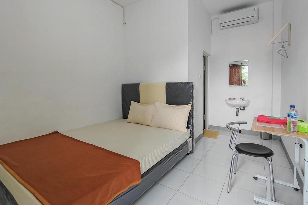 Shekinah Homestay & Cafe Waikabubak Mitra Reddoorz Exterior foto